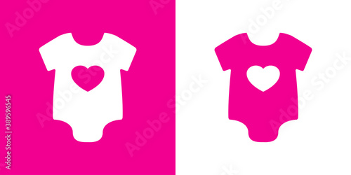 Boutique de ropa de bebé. Icono plano con camiseta de bebé con corazón en fondo rosa y blanco