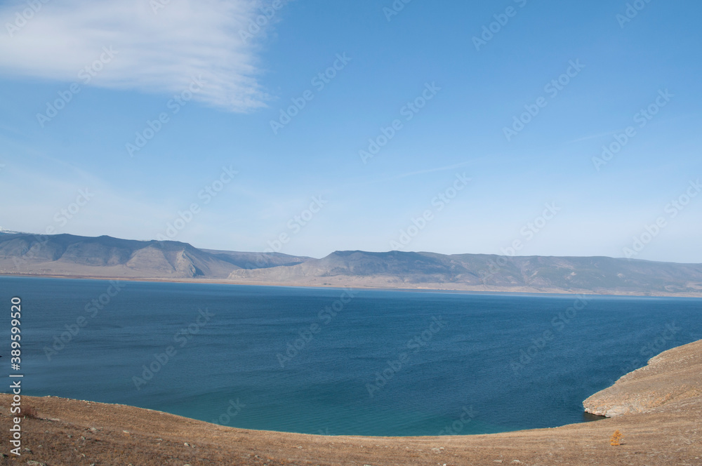 Obraz premium Baykal ozero prsnaya voda flora bereg zapovednik Rossiya Irkutsk park ostrov Ol'khon skaly derev'ya nasypi pesok zaliv laguna kamni gory sopki liniya gorizonta panoramma osen' voda volny puteshestvi