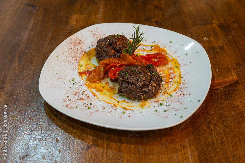 Albóndigas de morcilla con piñones