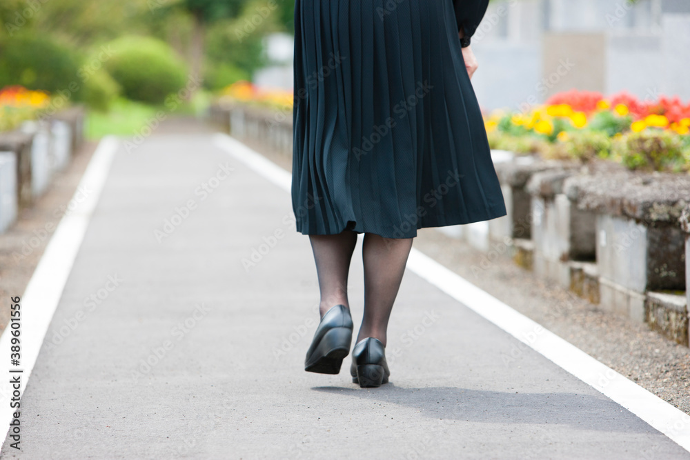 喪服姿の女性 喪服姿の女性
