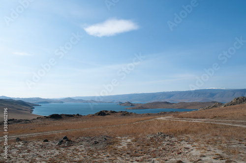 
Baykal ozero prsnaya voda 
flora bereg zapovednik Rossiya Irkutsk park ostrov Ol'khon skaly derev'ya nasypi pesok zaliv laguna kamni gory sopki liniya gorizonta panoramma osen' voda volny puteshestvi photo