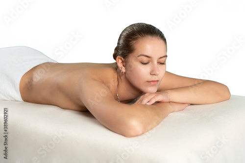 Piękna biała kobieta podczas masażu w spa, welness.