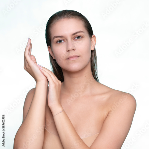 Piękna biała kobieta podczas masażu w spa, welness.