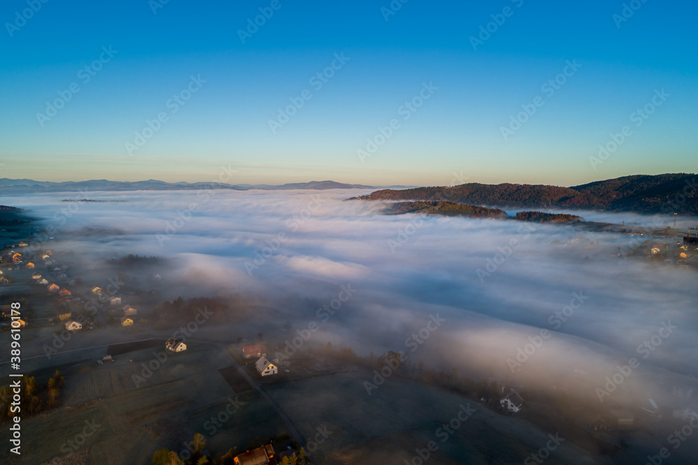 Jesień, mgła, krajobraz z drona w miejscowości Cieniawa, Nowy Sącz, Małopolska, Grybów