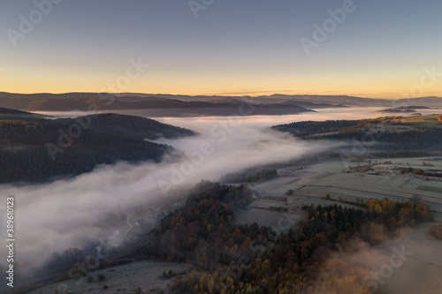 Fototapeta Naklejka Na Ścianę i Meble -  Mglista dolina, powiat nowosądecki, góry , beskidy, Nowy Sącz , małopolska