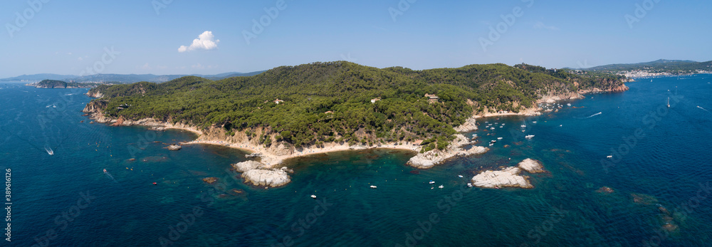 Vistes de dron de la costa Catalana, amb una bonica platja