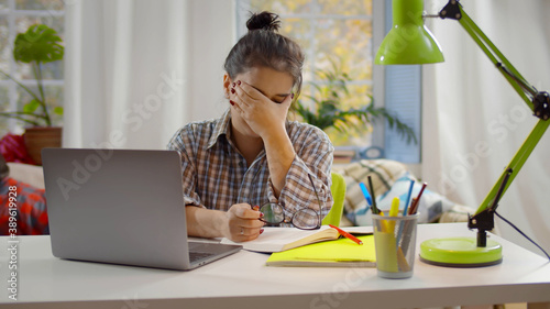 Canvastavla Young exhausted woman trying to study on laptop feeling tired