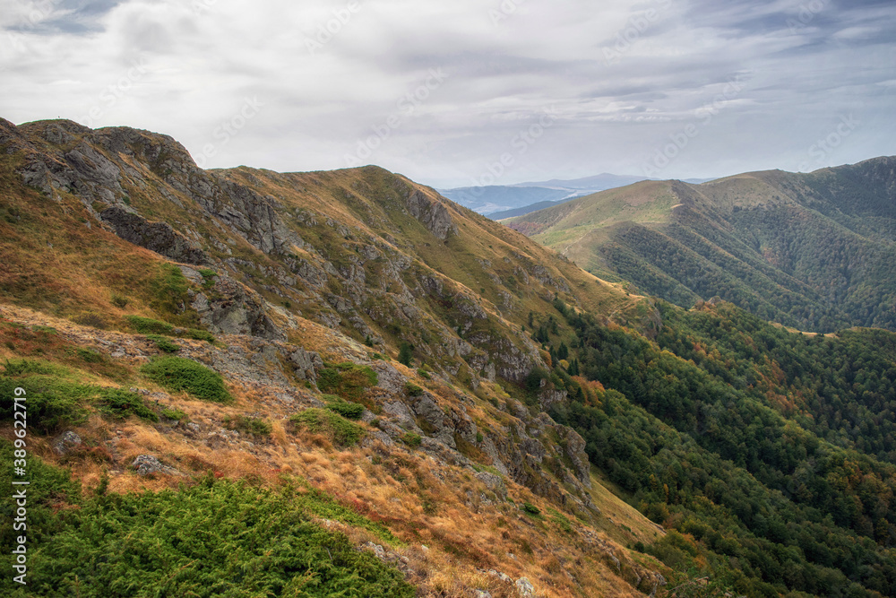 Obraz premium Beautiful autumn mountain view and landscapes from the path from Ribaritsa to Eho hut chalet and peaks Yumruka and Kavladan, Central Balkan, Teteven, Bulgaria