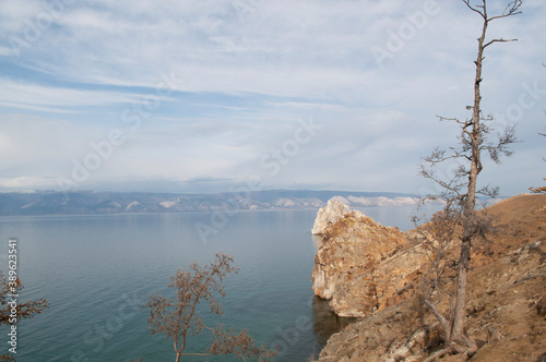 
Baykal ozero prsnaya voda 
flora bereg zapovednik Rossiya Irkutsk park ostrov Ol'khon skaly derev'ya nasypi pesok zaliv laguna kamni gory sopki liniya gorizonta panoramma osen' voda volny puteshestvi photo