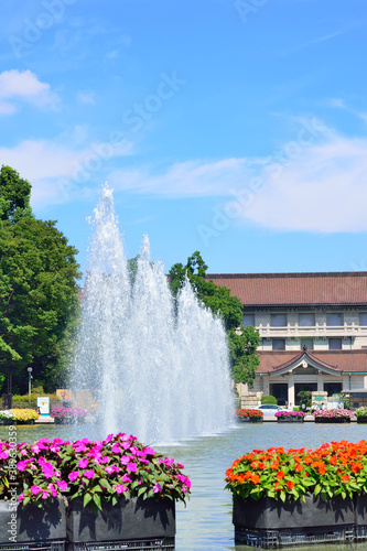 上野公園の噴水と博物館