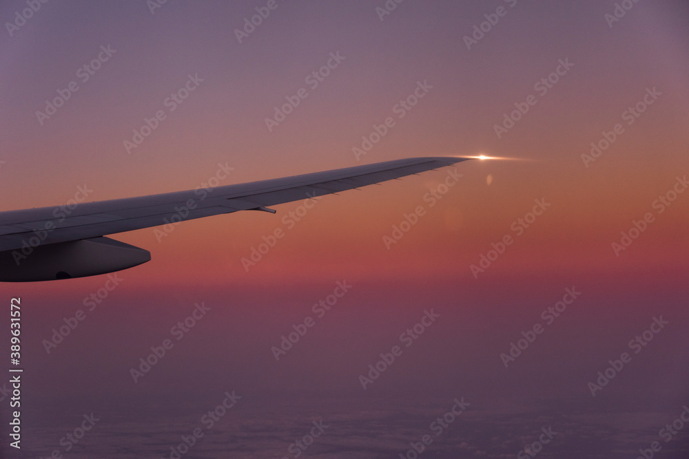 夕焼けの中上昇を続けるB-777-200主翼 夕焼けの中上昇を続けるB-777-200主翼