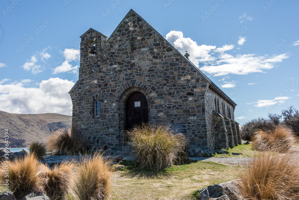 Fototapeta premium 湖岸に建てられた小さな教会