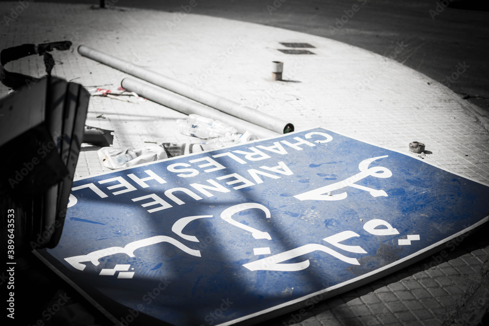 Obraz premium a sign on the ground destroyed from the explosion of the 4th of august 2020 Beirut port distrution