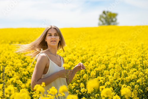 piękna kobieta na polu rzepaku cudowna słoneczna pogoda