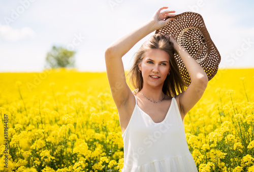 piękna kobieta na polu rzepaku cudowna słoneczna pogoda