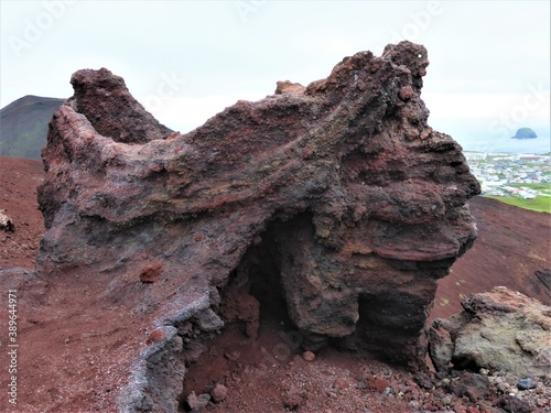 Vulkangestein aus erstarrter  roter Lava am Vulkankrater des Eldfell -Westmänner-Inseln, Heimaey, Island photo