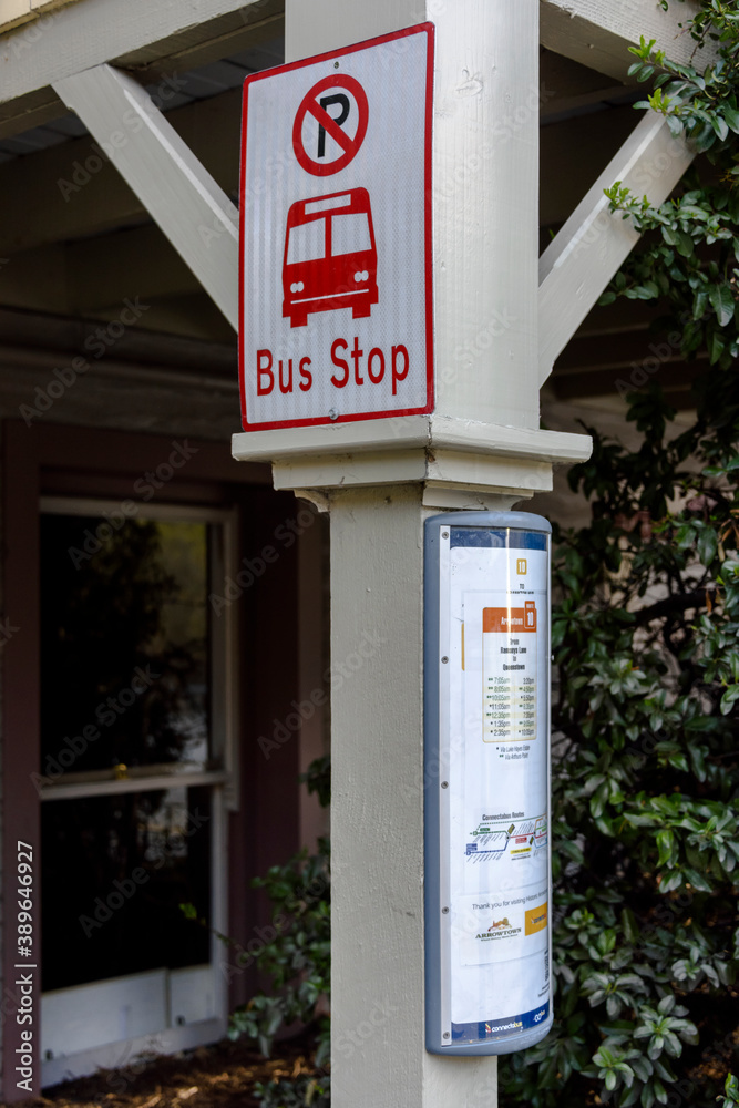 Fototapeta premium 建物の柱に付けられたバスストップの標識