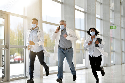 Foto Medical team in emergency department rushing in hallway