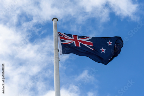 風にたなびくニュージーランド国旗