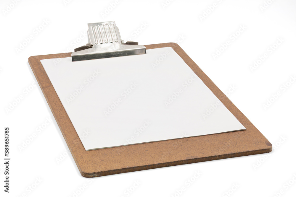 Alte ärztliche Instrumente- ein Klemmbrett und ein Blatt Papier, weißer Hintergrund. Alte ärztliche Instrumente- ein Klemmbrett und ein Blatt Papier, weißer Hintergrund.