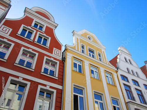 Bunte Giebel und Gassen in der historischen Altstadt der Hansestadt Stralsund, Deutschland
