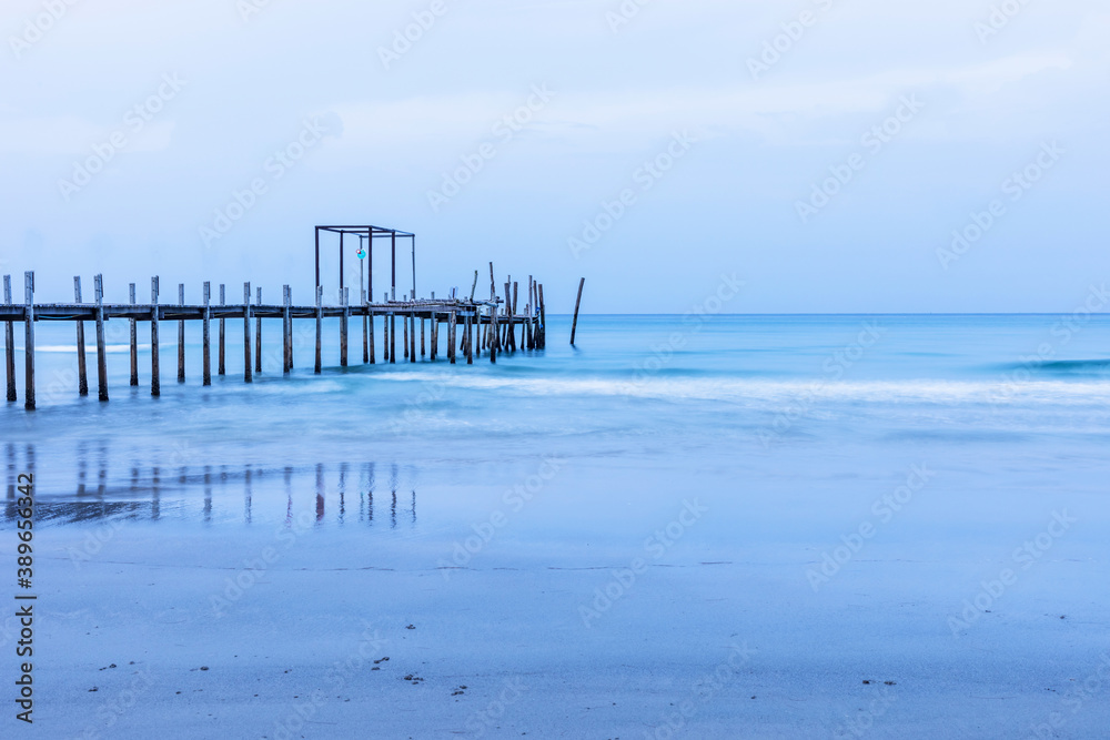 Obraz premium View of a wooden pier on the sea