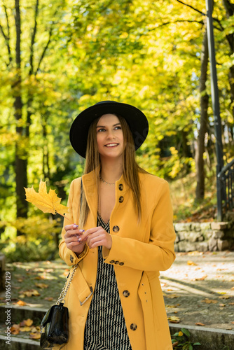 sesja fashion w parku piękna kobieta biała blond włosy piękna stylizacja