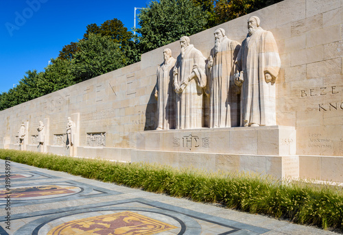 Foto General view of the left half of the Reformation Wall in the Parc des Bastions in Geneva, Switzerland, with the statues to John Calvin and the Calvinism's main proponents, on a sunny day