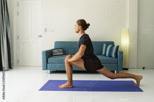 Obraz na płótnie Man doing stretching exercises on a mat w salonie