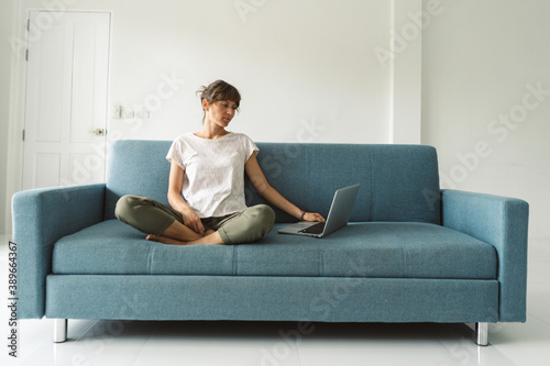 Obraz na płótnie Woman working from home w salonie