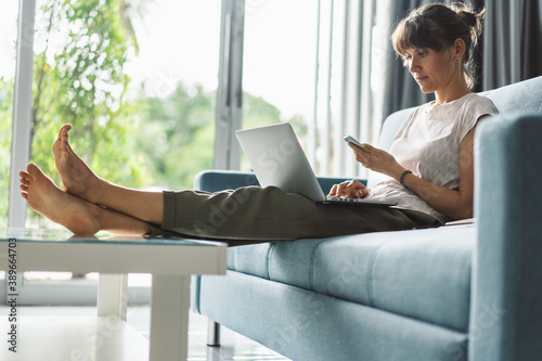 Obraz na płótnie Woman working from home w salonie