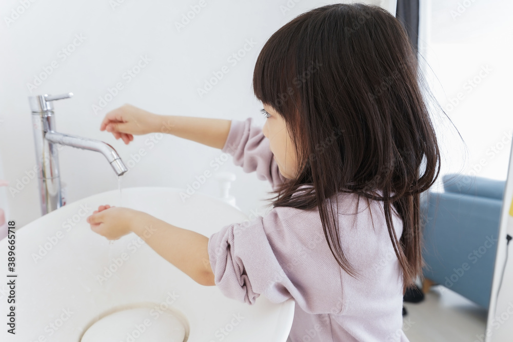 手を洗う女の子 手を洗う女の子