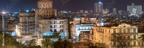 Fotografia Panoramic view of Havana skyline at night.