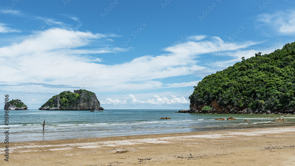 Fototapeta premium Beautiful island beaches of the tropical sea in Thailand.
