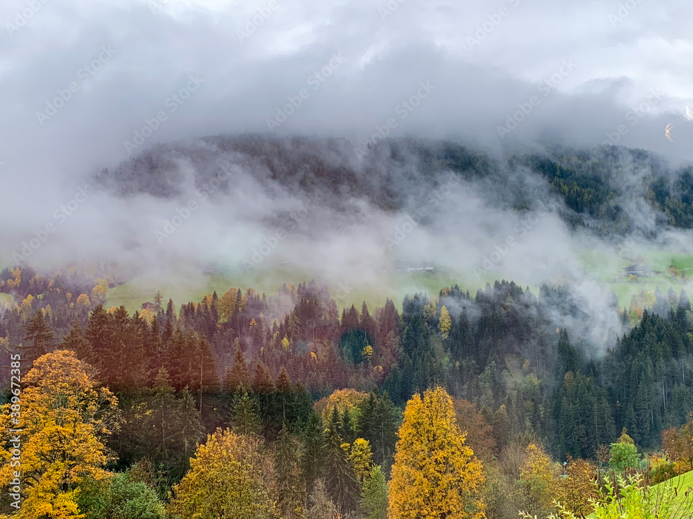 Fototapeta premium Herbst Indian Summer in Österreich Tirol