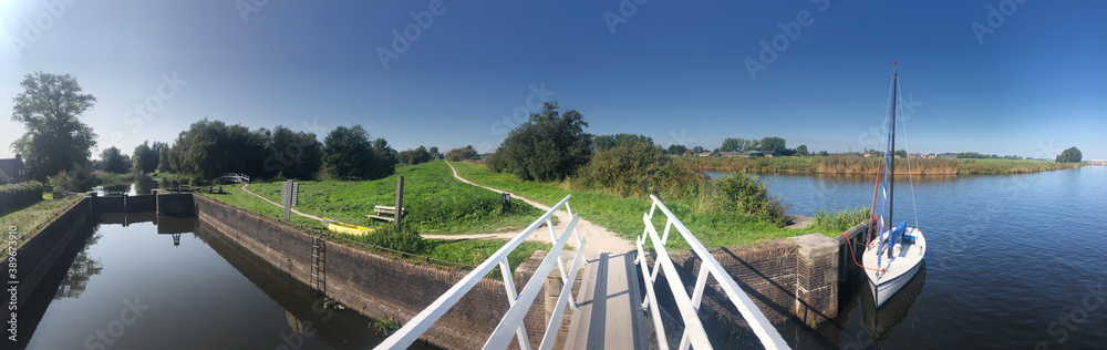 Fototapeta premium Canal lock around Nijetrijne