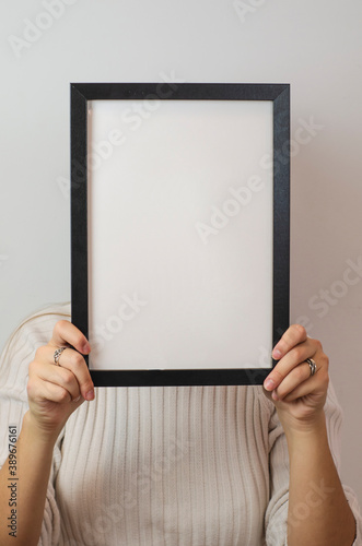 mujer con cuadro color negro para fotografia con fondo blanco 