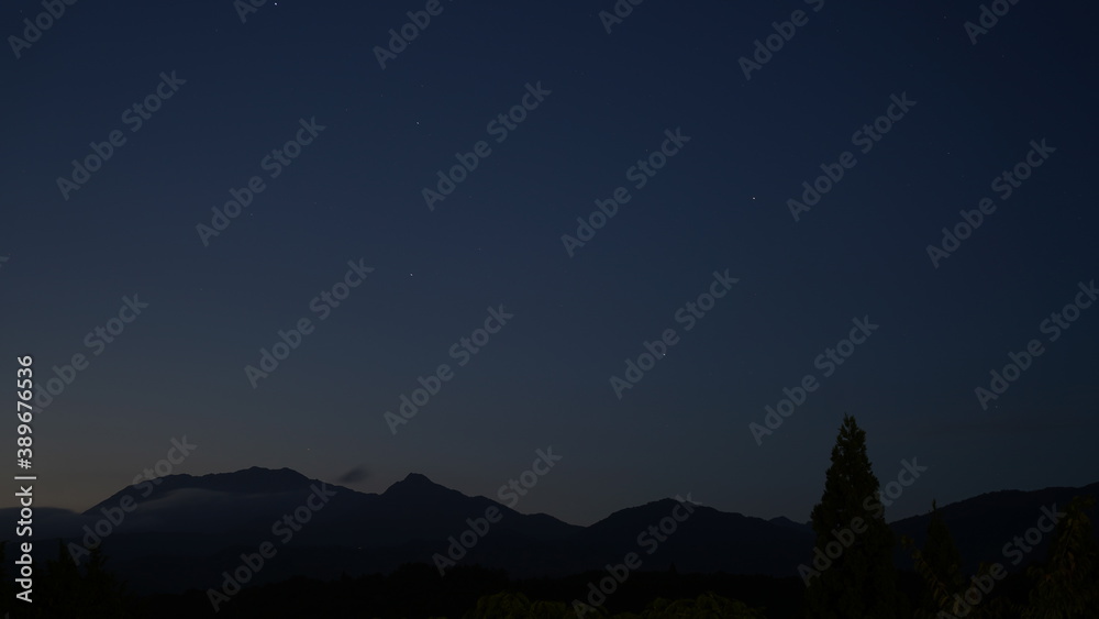 夜の大山の景観(蒜山高原SAから撮影)