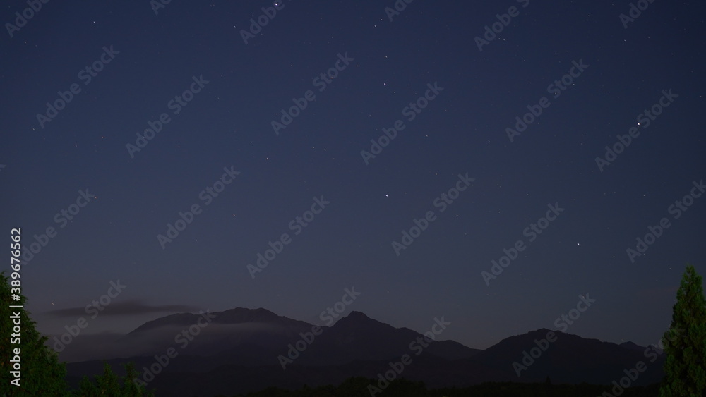 夜の大山の景観(蒜山高原SAから撮影)