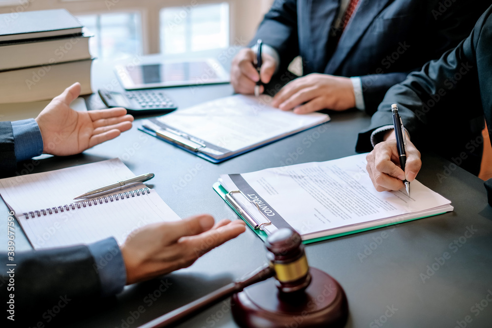Counseling of the male lawyer and the signing of the contract together