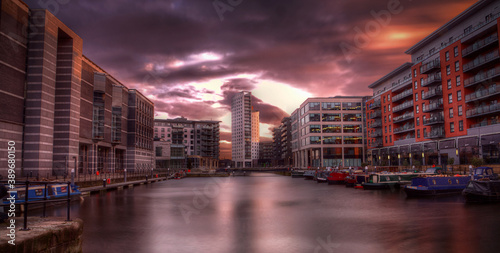 Tableau sur toile Leeds Granary Wharf at blue hour