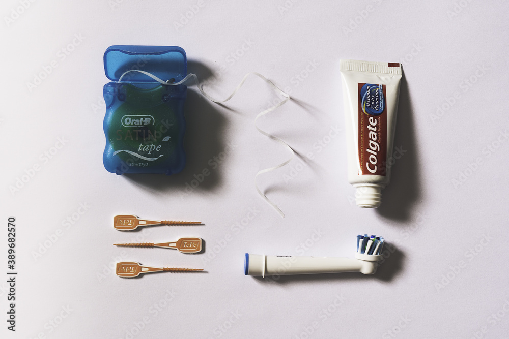 A flat lay image of dental accessories including tooth paste, dental floss, tee  pee cleaning products and brushes. Set out in organised method against a  white background with copy space foto de