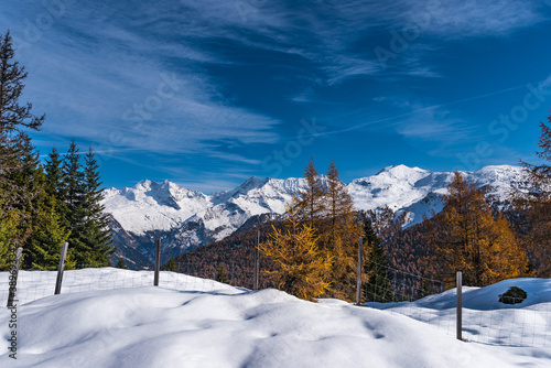 Blick auf schneebedeckte Berge in den Tuxer Alpen