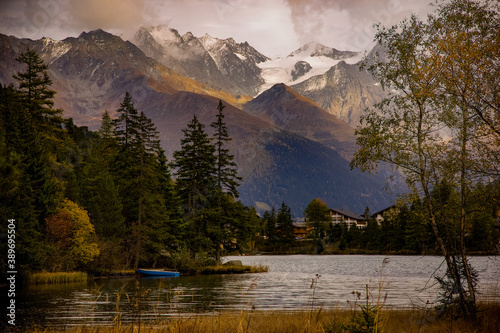 mountain lake with mountains in the background in autumn