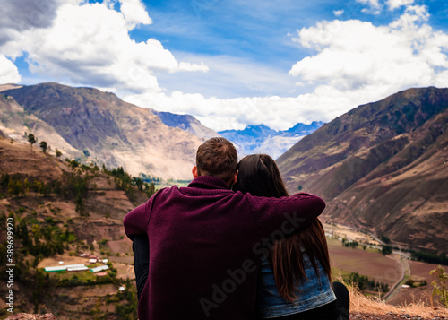 Couple with scenic view of the Sacred Valley from Mirador de Taray Fototapet
