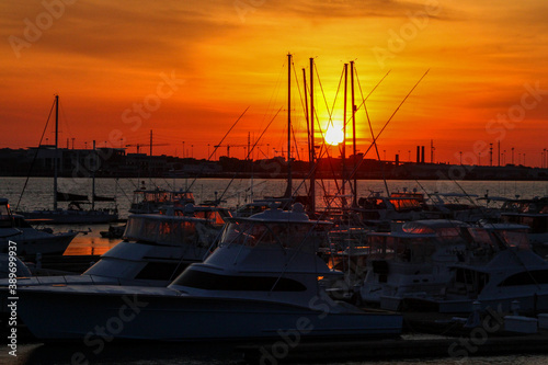 Fototapeta Naklejka Na Ścianę i Meble -  Sunset over Charleston sailboats