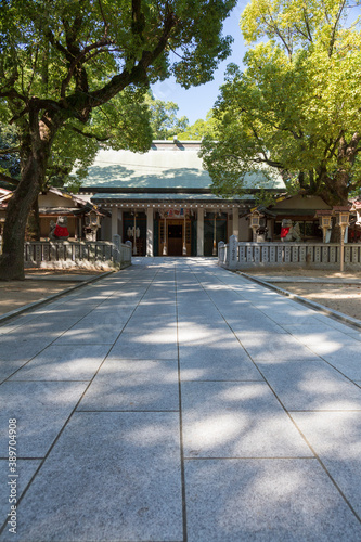 山阪神社参道の石畳 © Paylessimages