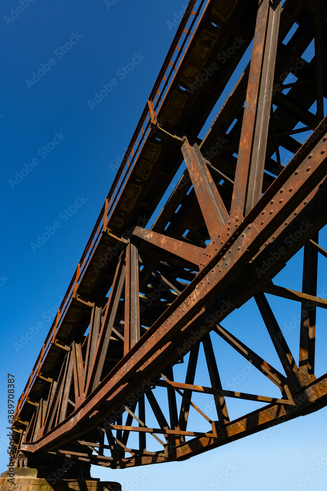 Brücke Fachwerk Stahlkonstruktion Fischbauchträgerbrücke Lennetal Plettenberg Kurve Fluss Herbst Konstruktion Rost Korrosion PerspektiveDenkmal Attraktion Nieten Sauerland Deutschland Tal Brücke Fachwerk Stahlkonstruktion Fischbauchträgerbrücke Lennetal Plettenberg Kurve Fluss Herbst Konstruktion Rost Korrosion PerspektiveDenkmal Attraktion Nieten Sauerland Deutschland Tal