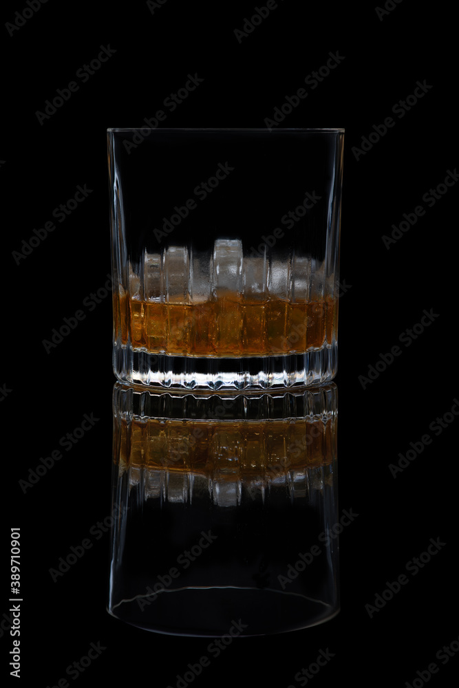 Whiskey Glas mit Eis Whiskey Glas mit Eis