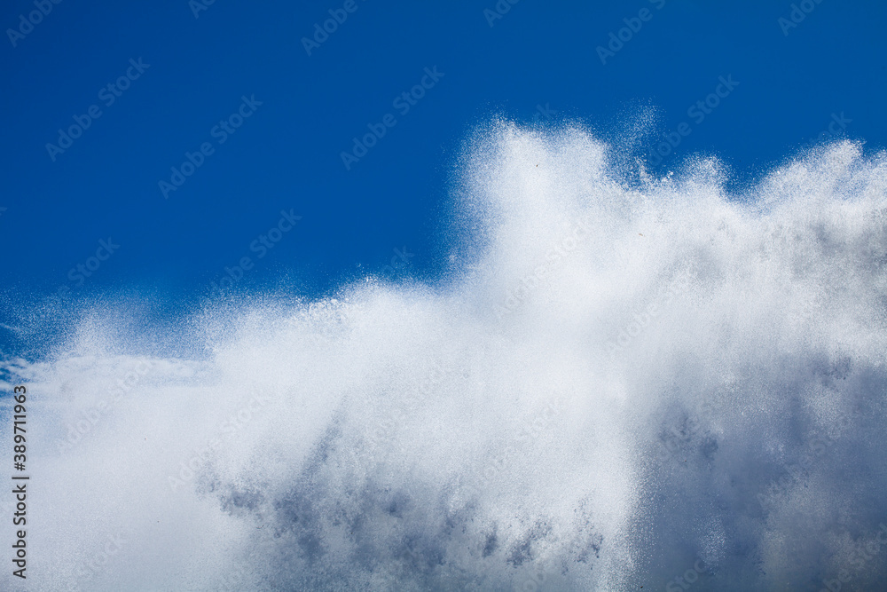 Obraz premium 岩礁に打ち付ける波